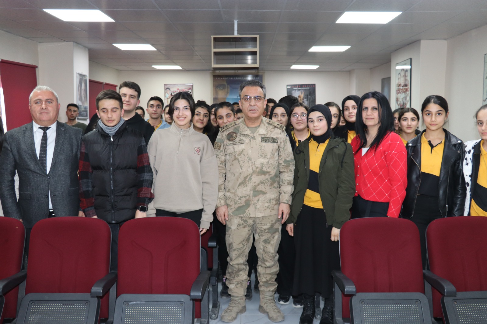 Hakkâri Jandarma Komutanı, öğrencilerle buluştu ve kariyer planlaması hakkında konuştu.