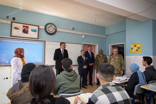 Vali Ali Çelik, Derecik İMKB Çok Programlı Anadolu Lisesi'ni ziyaret etti.