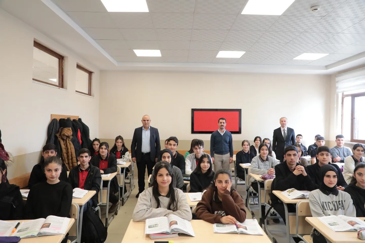 Ağrı Valisi, Naci Gökçe Anadolu Lisesi'ni ziyaret ederek eğitimi destekliyor.