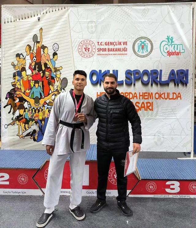 Ağrı'da yetişen genç taekwondo sporcusu Mahmut Ahmet Tanrıverdi, Okul Sporları Gençler Grup Müsabakaları'nda bronz madalya kazandı.