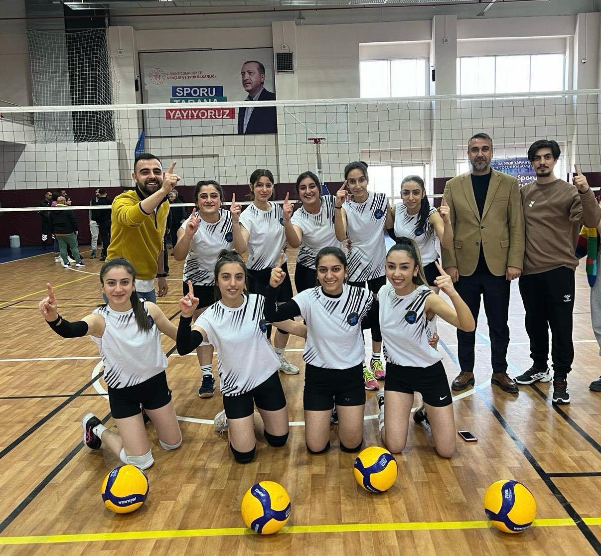 Van Gençlik ve Spor Kulübü Kız Voleybol Takımı, Turnuvada Şampiyonluğa Ulaştı