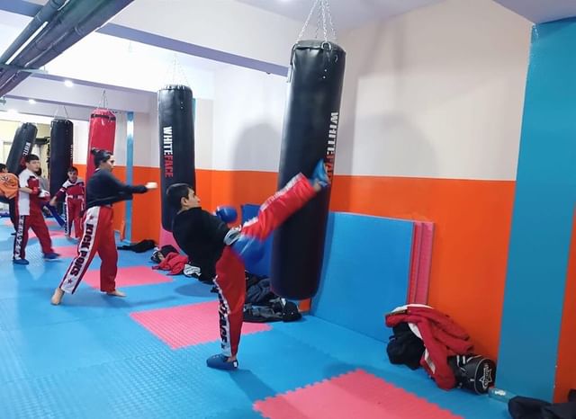 EYS Projesi İle Van İpekyolu'nda Gençler Kickboks Antrenmanlarında Buluşuyor