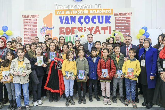 Van'da düzenlenen 1. Van Çocuk Edebiyatı Fuarı, çocukları kitap okumaya teşvik ediyor