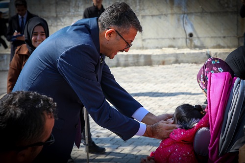 Vali Ali Çelik, Hakkâri'deki Engelliler Derneği'ni ziyaret etti ve destek oldu.