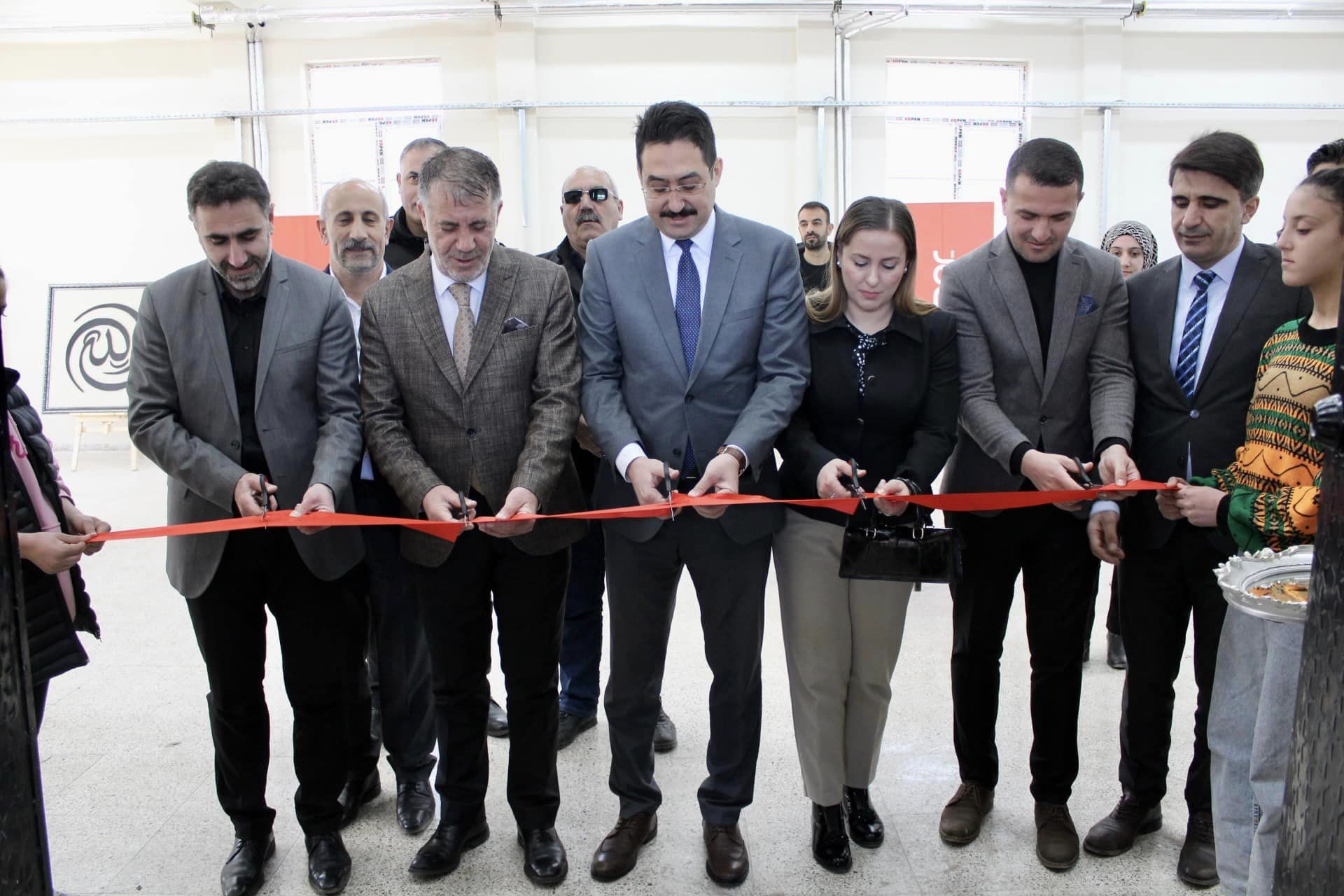 Kaymakam Ali Yıldırım ve Belediye Başkanı Cezmi Ergül Sanat Sergisi'ne Katıldı