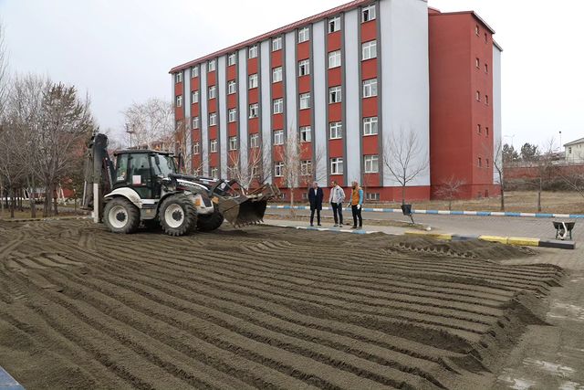 Ağrı'da Gençlik ve Spor İl Müdürlüğü, Kız Öğrenci Yurdu'na plaj voleybolu sahası yapıyor