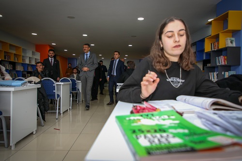 Vali Ali Çelik, Yüksekova Gençlik Merkezi ve Genç Ofis'i ziyaret etti