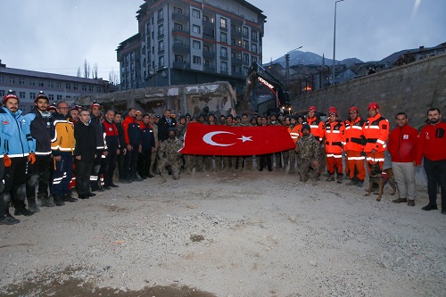 Hakkari'de gerçekleştirilen deprem tatbikatına Vali Ali Çelik ve il protokolü katıldı.