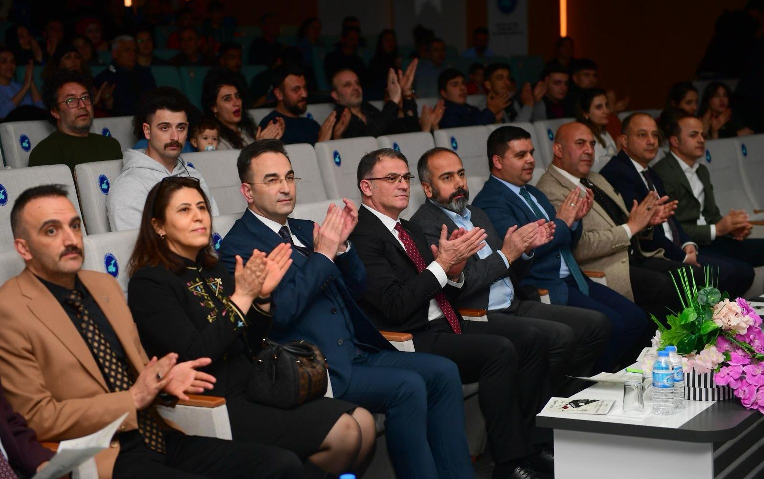 Van Yüzüncü Yıl Üniversitesi, saygın isimleri ağırladığı özel bir konser etkinliği gerçekleştirdi.