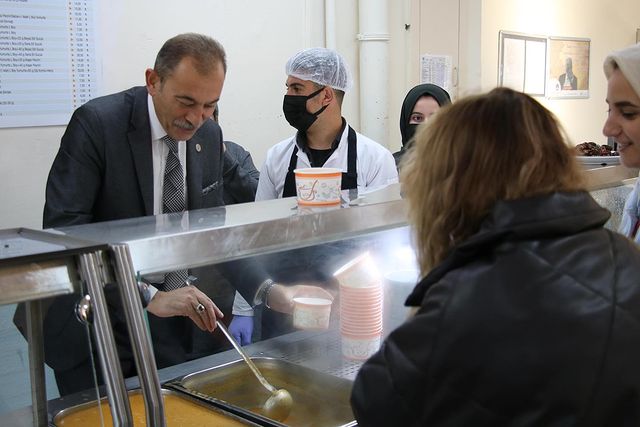 Van Gençlik ve Spor İl Müdürlüğü, öğrenci yurtlarında kalan gençleri iftar için ziyaret etti.