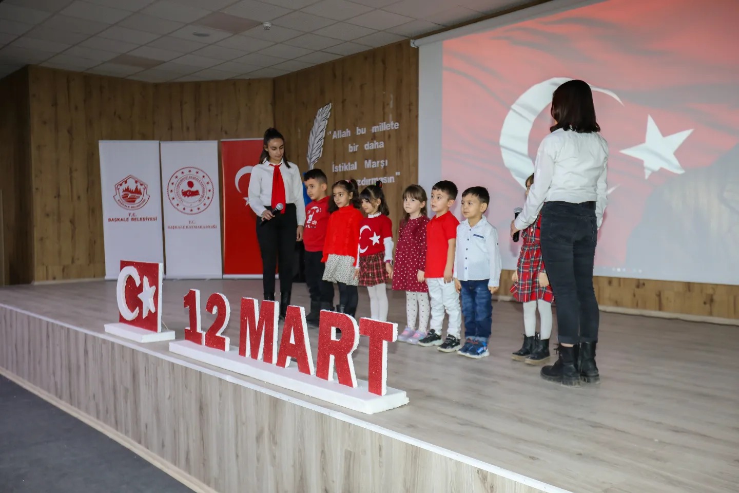 Başkale'de İstiklal Marşı Anma Günü'nde büyük etkinlik düzenlendi.