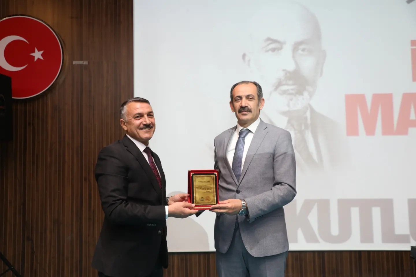 Gürpınar Belediye Başkanı Mehmet Akif Ersoy'u anma etkinliklerinde konuştu ve öğrencilere sınav ücreti desteği verildi.