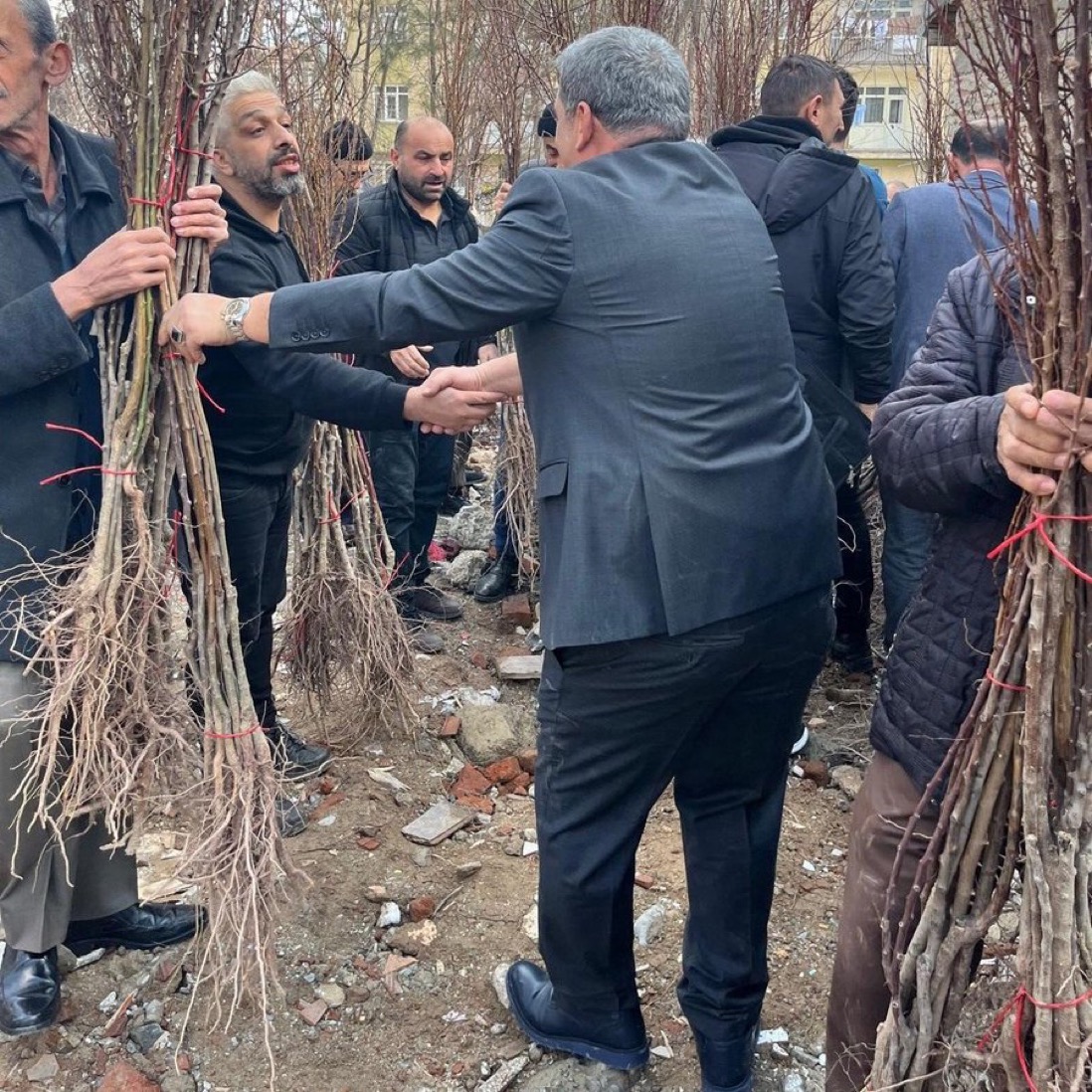 Muhtar Adayından Yaratıcı Hamle: Elazığ Seçmenlerine Meyve Fidanı Armağanıyla Oy İstiyor!